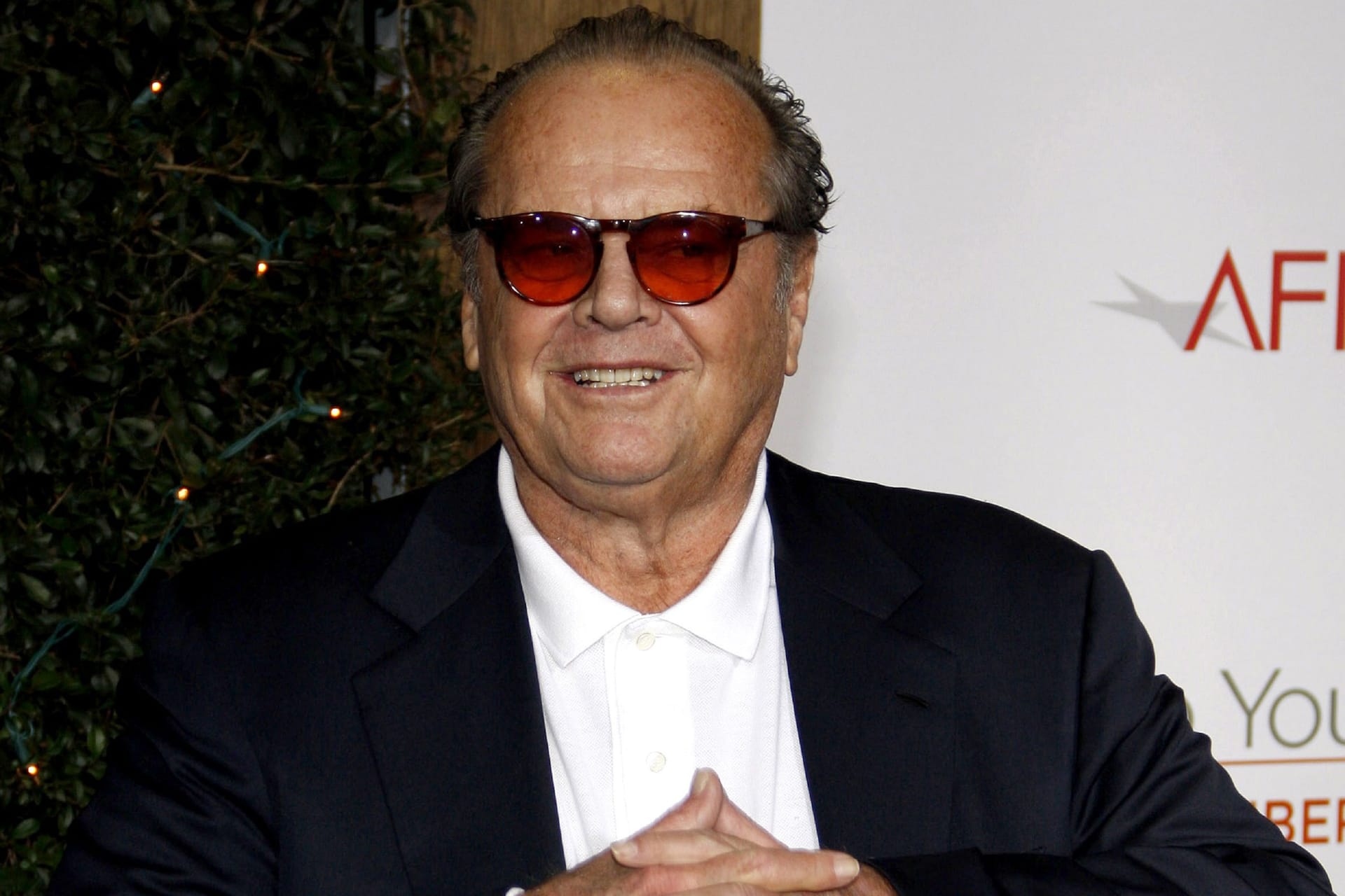 Jack Nicholson: Der Schauspieler erfuhr erst mit fast 40 Jahren, dass seine große Schwester seine leibliche Mutter ist. Um ihren Ruf zu wahren, zogen seine Großeltern ihn als ihr eigenes Kind auf.