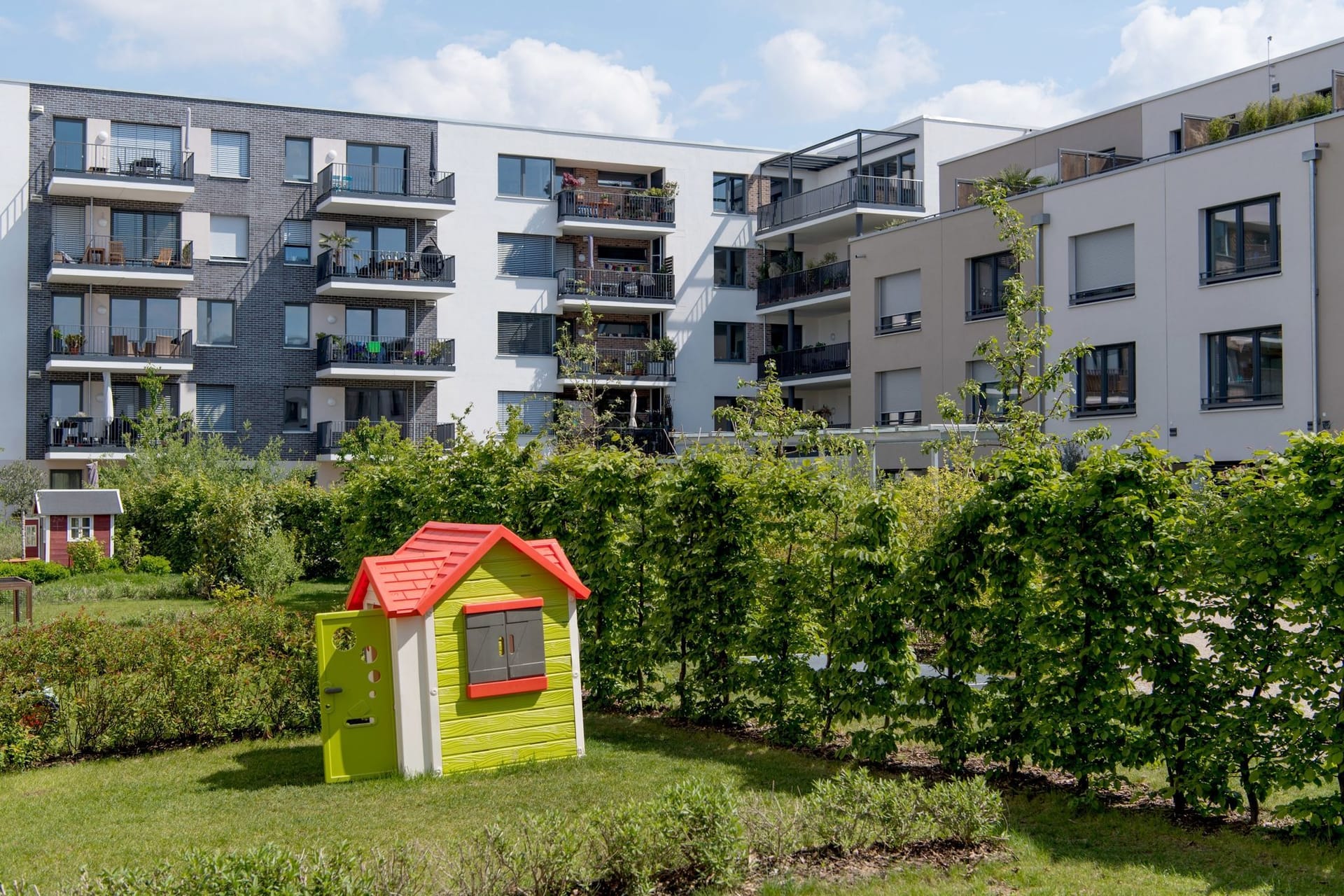 Blick auf ein Mehrfamilienhaus Blick auf ein Mehrfamilienhaus