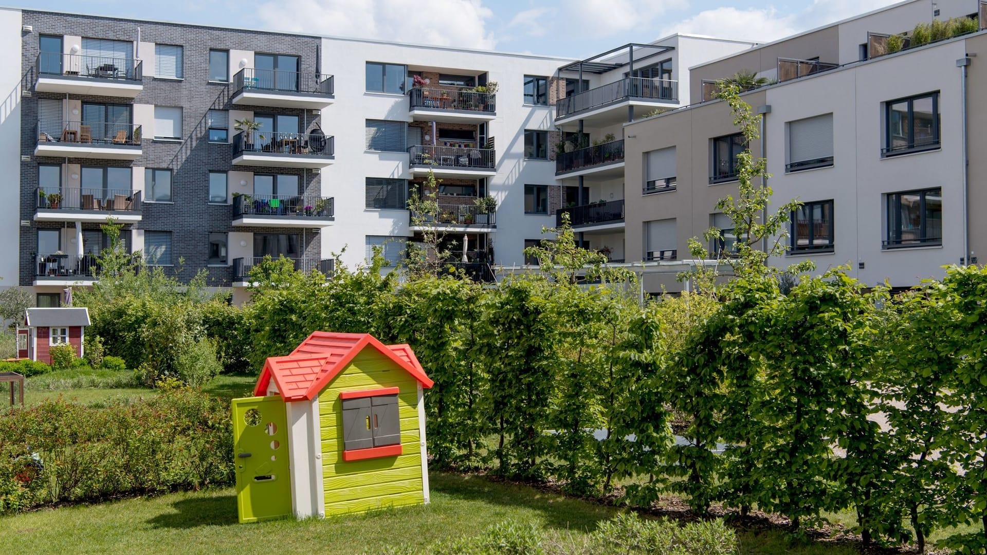 Blick auf ein Mehrfamilienhaus Blick auf ein Mehrfamilienhaus