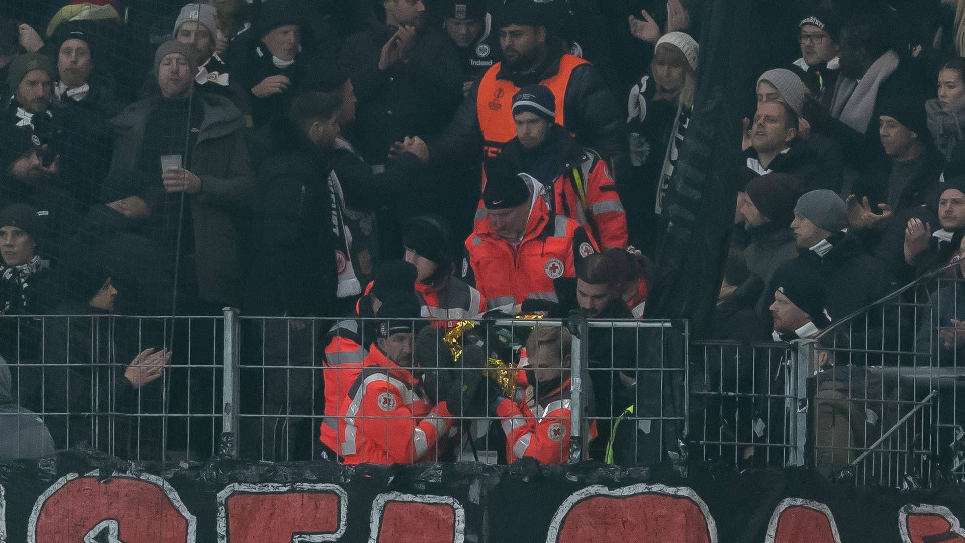 Stille im Stadion: Sanitäter beim Abtransport eines medizinischen Notfalls.