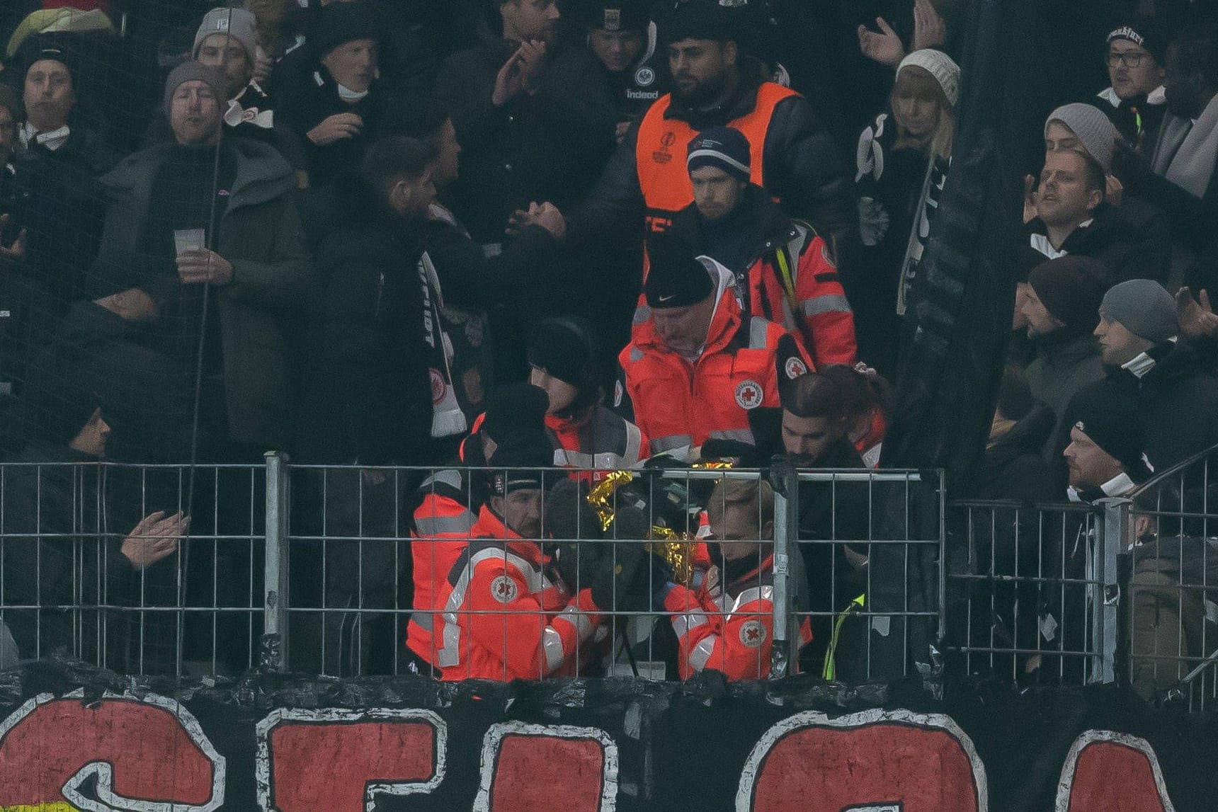 Stille im Stadion: Sanitäter beim Abtransport eines medizinischen Notfalls.