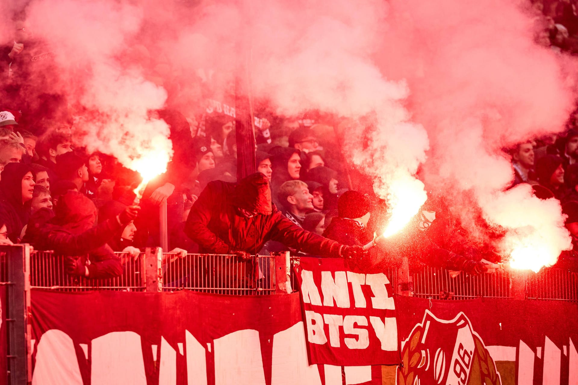 Pyrotechnik der Hannover-96-Fans: Teilweise landeten die Bengalos auf dem Feld, was zu Spielunterbrechungen führte.