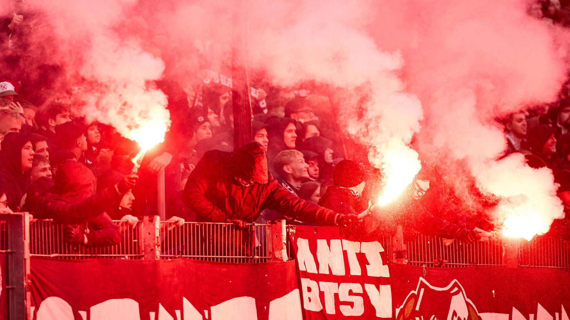 Pyrotechnik der Hannover-96-Fans: Teilweise landeten die Bengalos auf dem Feld, was zu Spielunterbrechungen führte.