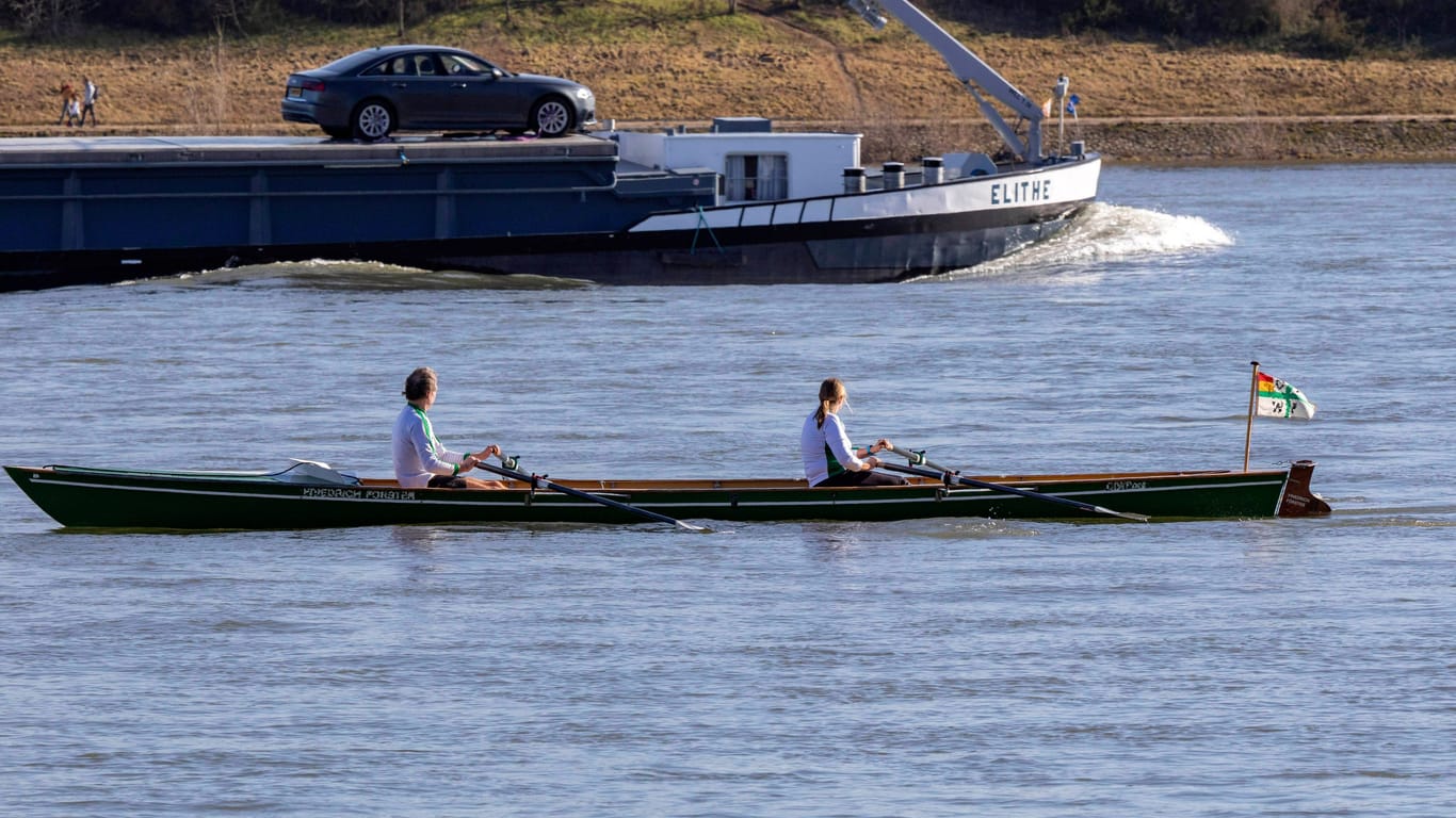 Ein Ruderboot fährt auf dem Rhein: In Köln ist am Sonntag ein solches Boot gekentert.