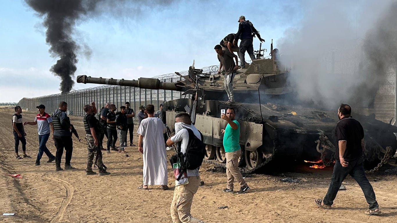 Angriff von Hamas-Terroristen auf Israel am 7. Oktober 2023 (Archivbild): Verwarf ein israelischer Geheimdienstler die Warnung vor dem Angriff?