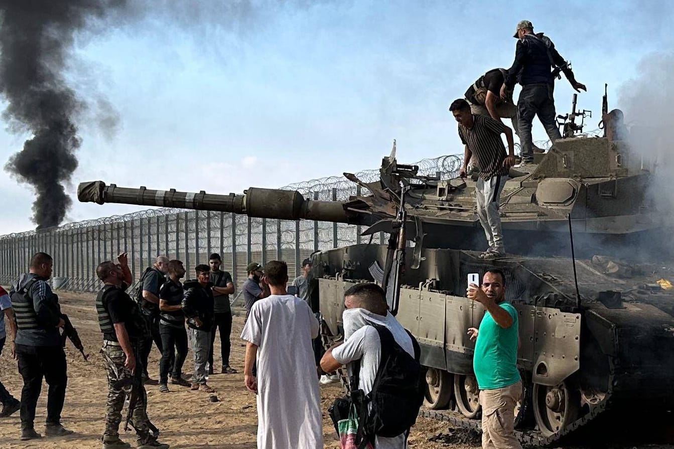 Angriff von Hamas-Terroristen auf Israel am 7. Oktober 2023 (Archivbild): Verwarf ein israelischer Geheimdienstler die Warnung vor dem Angriff?
