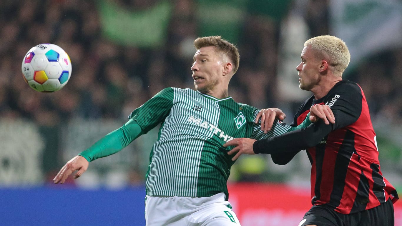 Werders Mitchell Weiser (l.) im Duell mit Frankfurts Philipp Max: Die Partie in Bremen endete torreich.