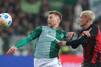 Werders Mitchell Weiser (l.) im Duell mit Frankfurts Philipp Max: Die Partie in Bremen endete torreich.