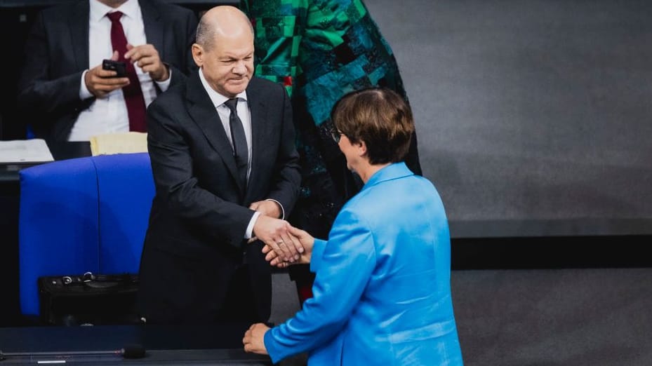 Kanzler Scholz und Parteichefin Esken im Bundestag: "Sie können sicher sein, dass Olaf Scholz immer im Bilde ist, was an der Parteispitze gedacht wird."