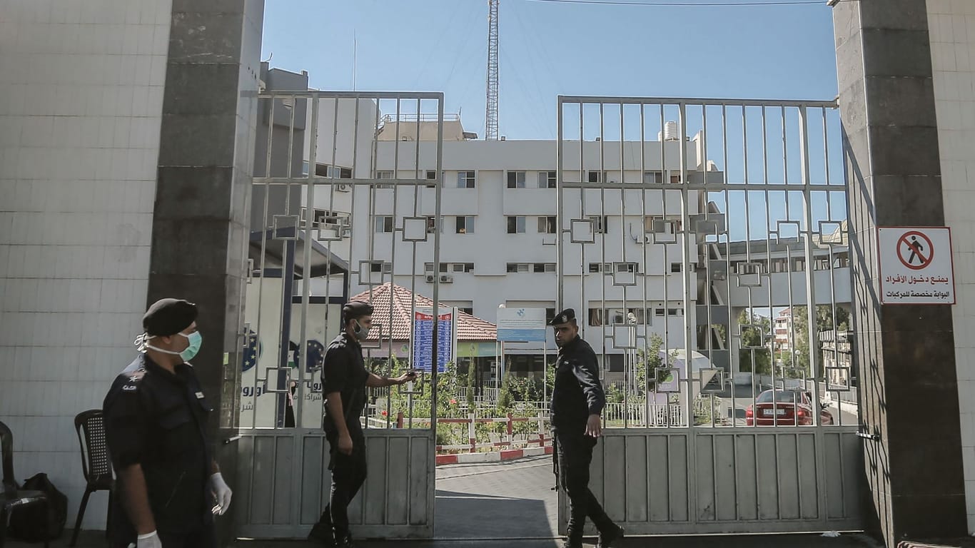 Mitglieder der islamistischen Hamas bewachen die Tore des Schifa-Krankenhaus in Gaza.