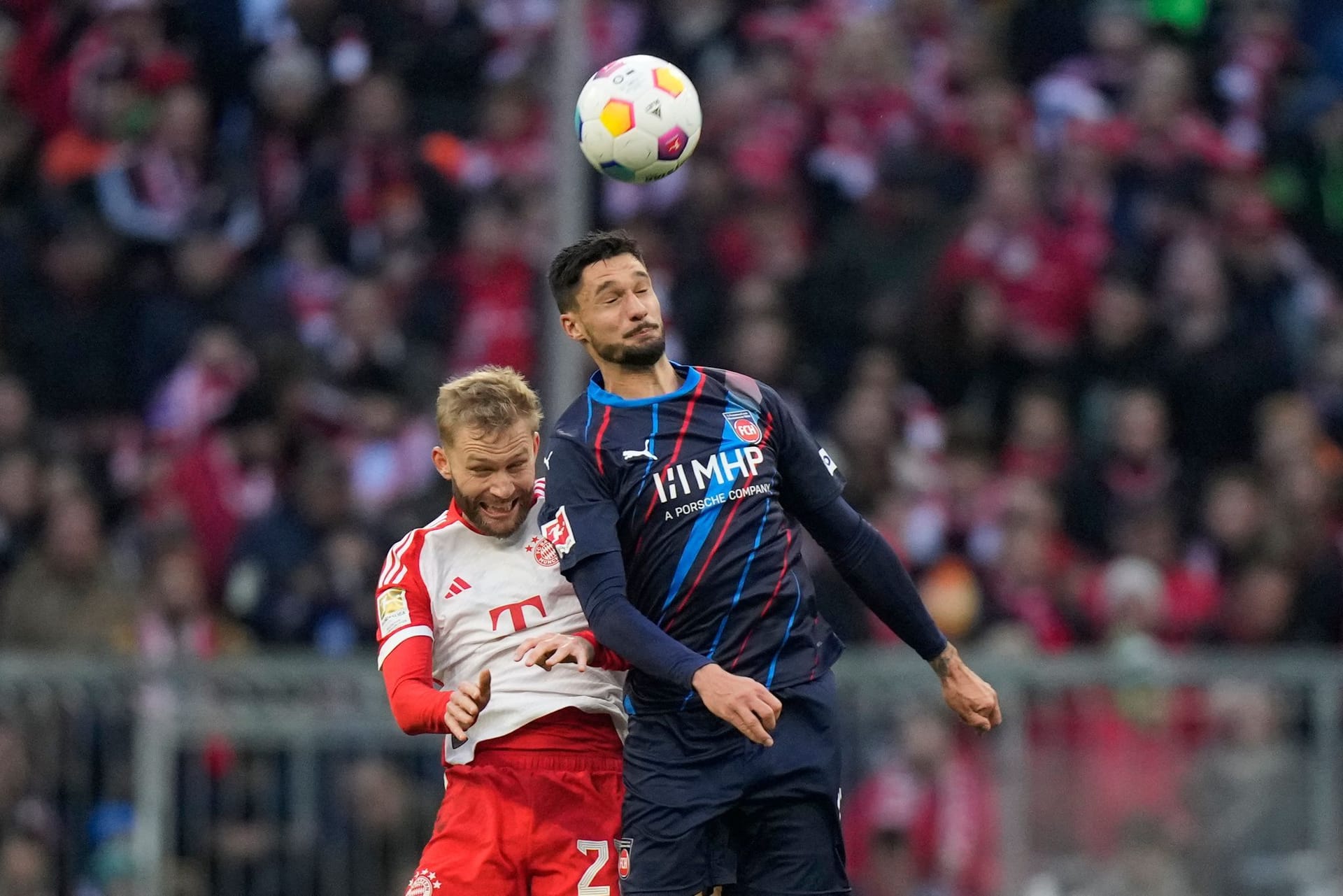 Konrad Laimer: An Pavlovićs Seite im zentralen Mittelfeld. Übernahm den offensiveren Part als Achter. Leitete das 1:0 mit seinem Pass auf Sané mit ein. Versuchte es mal aus der Distanz (18.). Beim Gegentor zum 2:1 sah er nicht gut aus. Lieferte dann aber die Vorarbeit zum 3:2. Wechselhafter Auftritt. Note 3