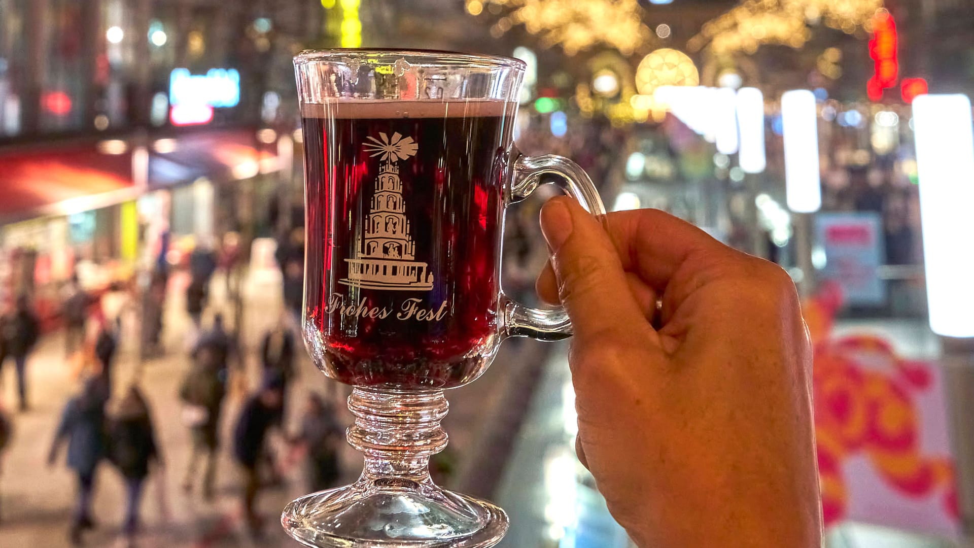 Glühwein in Hannover (Symbolbild): Die Weihnachtsmärkte sind zum Großteil bis zum 22. Dezember 2023 geöffnet.