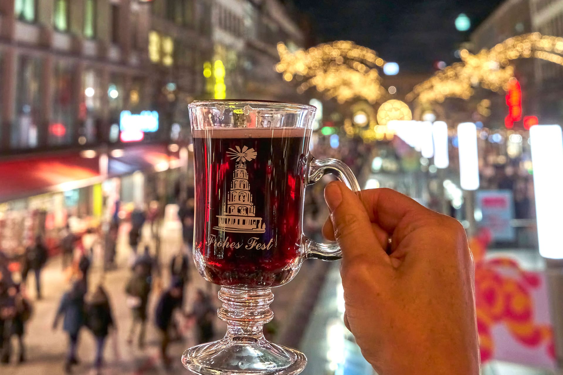 Glühwein in Hannover (Symbolbild): Die Weihnachtsmärkte sind zum Großteil bis zum 22. Dezember 2023 geöffnet.