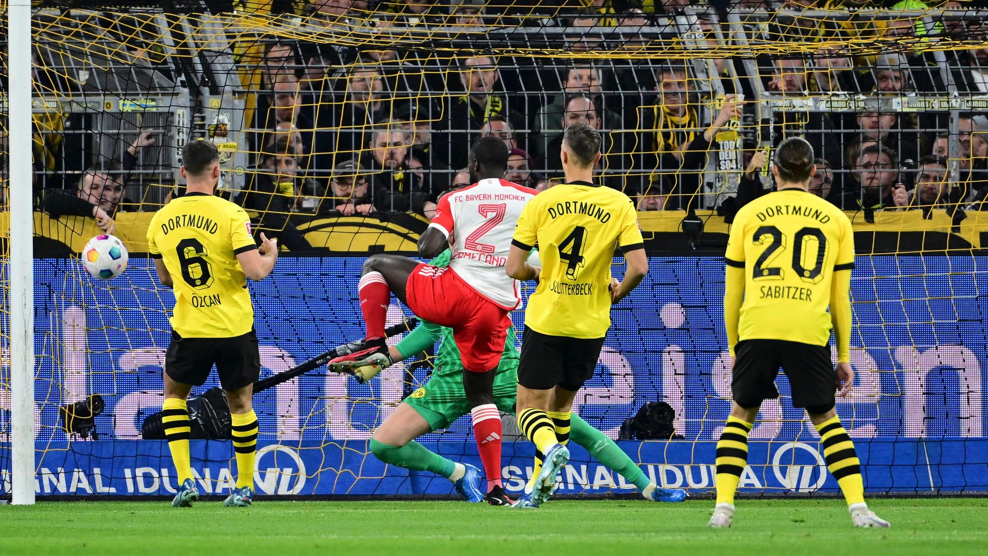 Schwach verteidigt: Bayern-Star Dayot Upamecano ließ die BVB-Defensive früh alt aussehen.
