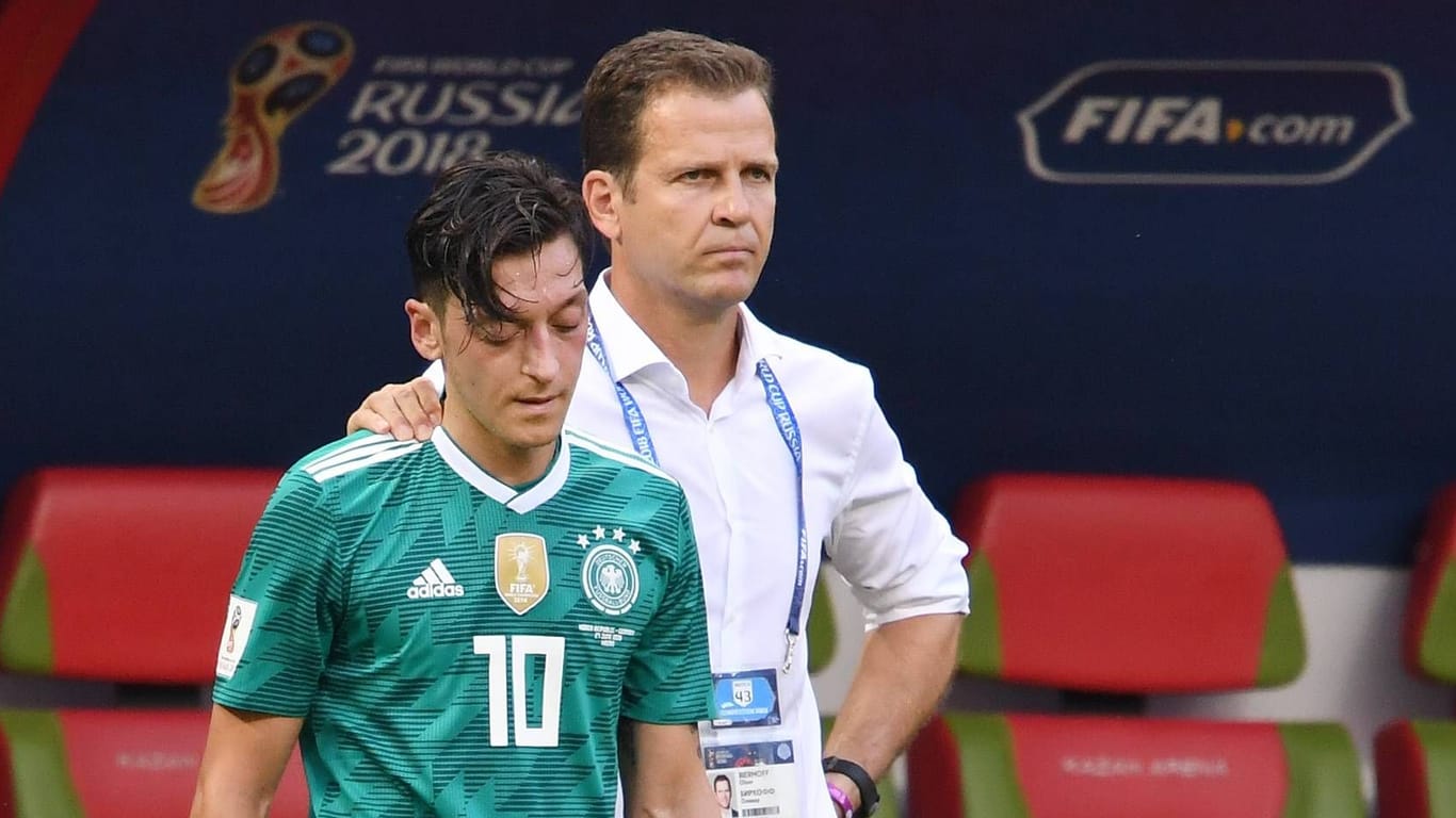 Oliver Bierhoff und Mesut Özil 2018 bei der WM: Dem Ex-DFB-Direktor tut der Fall noch immer leid.