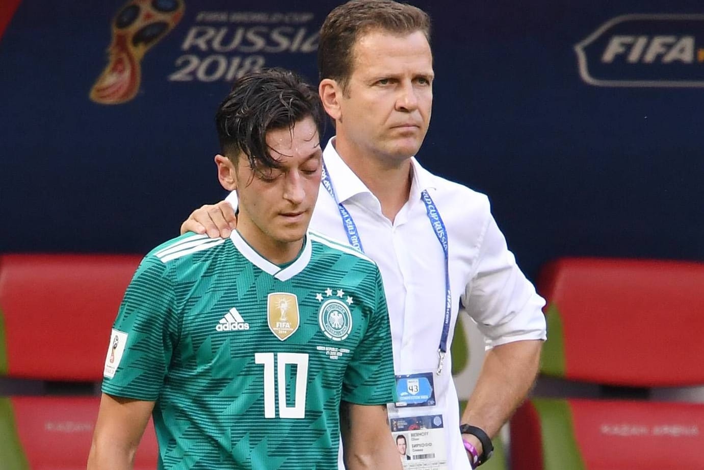 Oliver Bierhoff und Mesut Özil 2018 bei der WM: Dem Ex-DFB-Direktor tut der Fall noch immer leid.