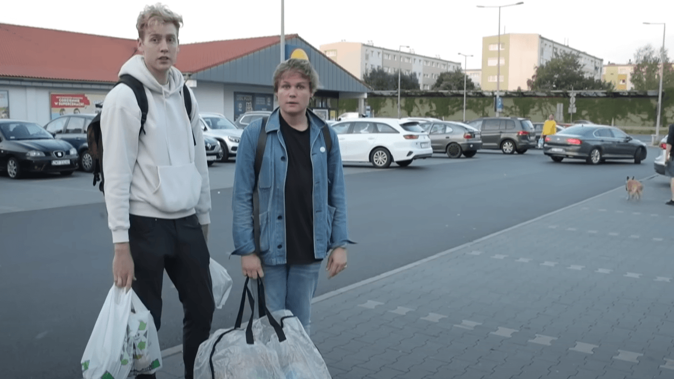 Josh Pieters und Archie Manners: Die beiden Youtuber gaben für einen Lidleinkauf in Polen inklusive Flug und Übernachtung weniger Geld aus, als für die gleichen Einkäufe in England.