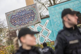 Razzia in der Blauen Moschee in Hamburg: Am Donnerstagmorgen stürmten bundesweit hunderte Einsatzkräfte Räumlichkeiten, die im bezug mit der Moschee standen.
