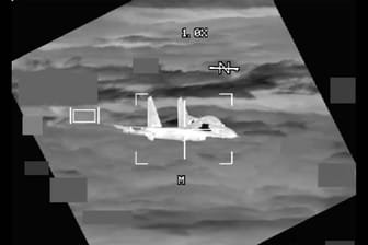 Amerikanische Aufnahme eines chinesischen J-11-Kampfjets über dem Meer nahe Taiwan.