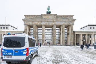 Das Brandenburger Tor wird nach einem Farbübergriff saniert