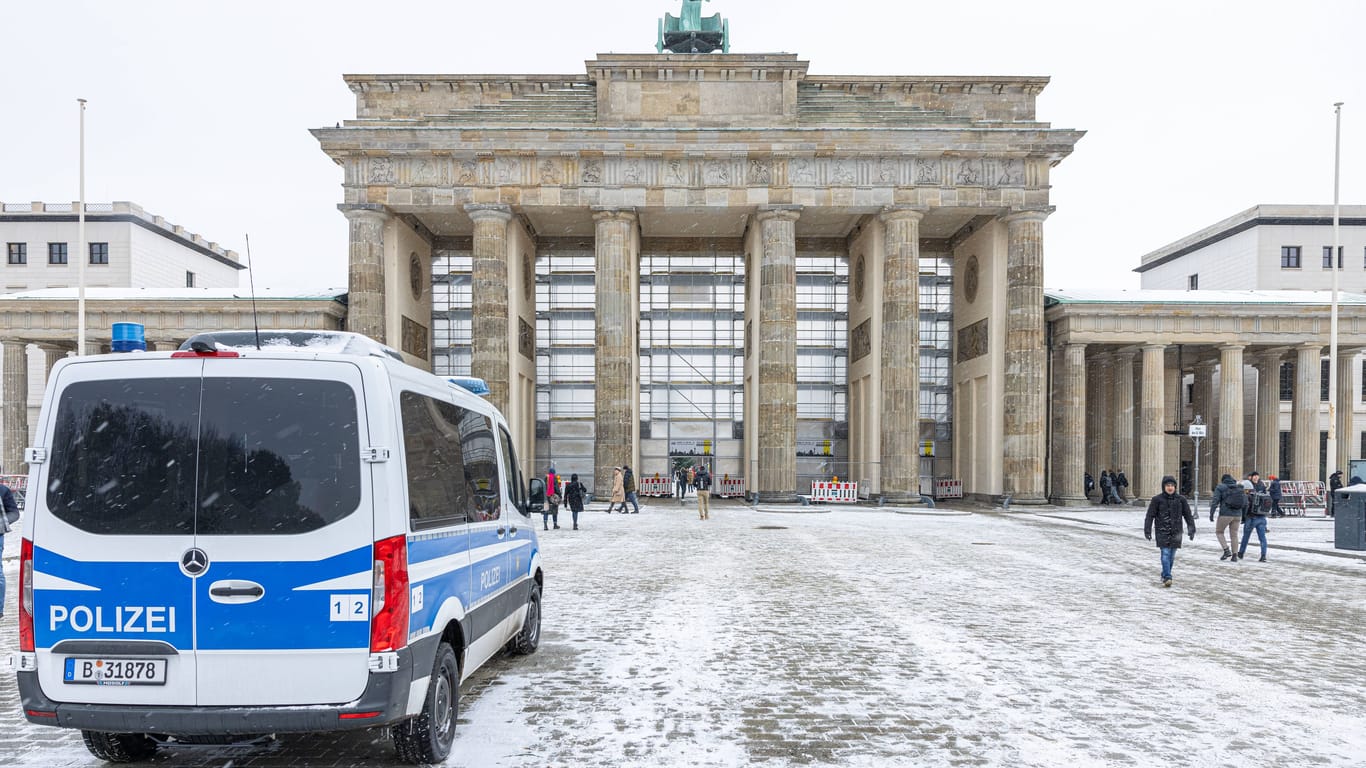 Das Brandenburger Tor wird nach einem Farbübergriff saniert