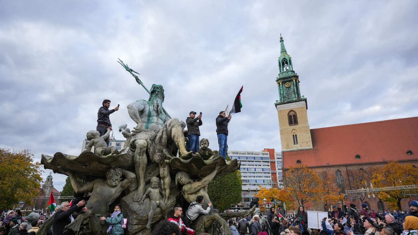 Berlin: Unter strengen Auflagen startete ab 14 Uhr eine pro-palästinensische Großdemo am Neptunbrunnen.