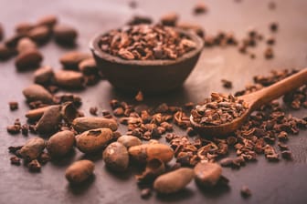 Von der Bohne zu Stückchen: Kakao-Nibs gelten als Superfood und Schoko-Alternative.