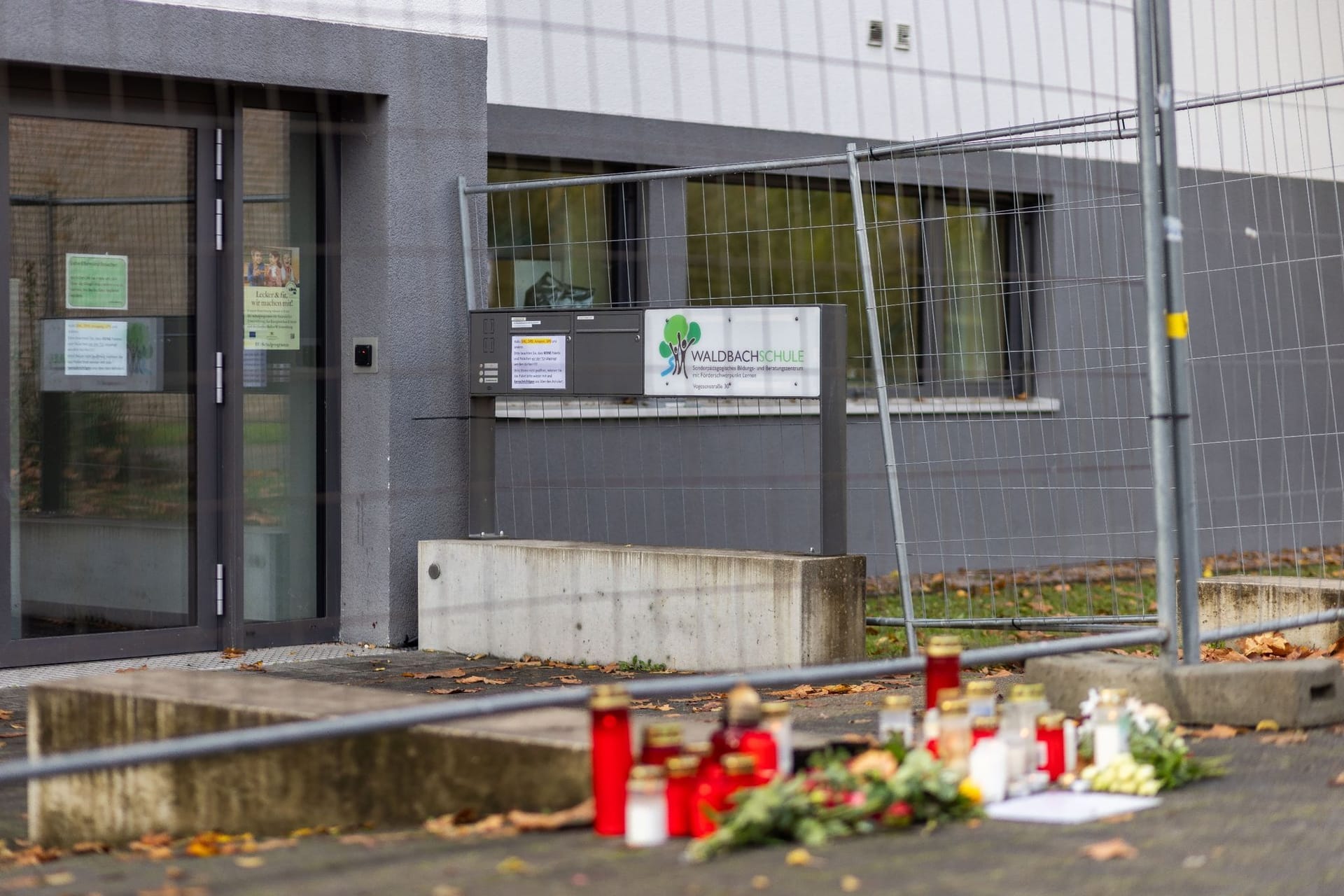 Nach dem tödlichen Schuss auf einen Jugendlichen an einer Schule