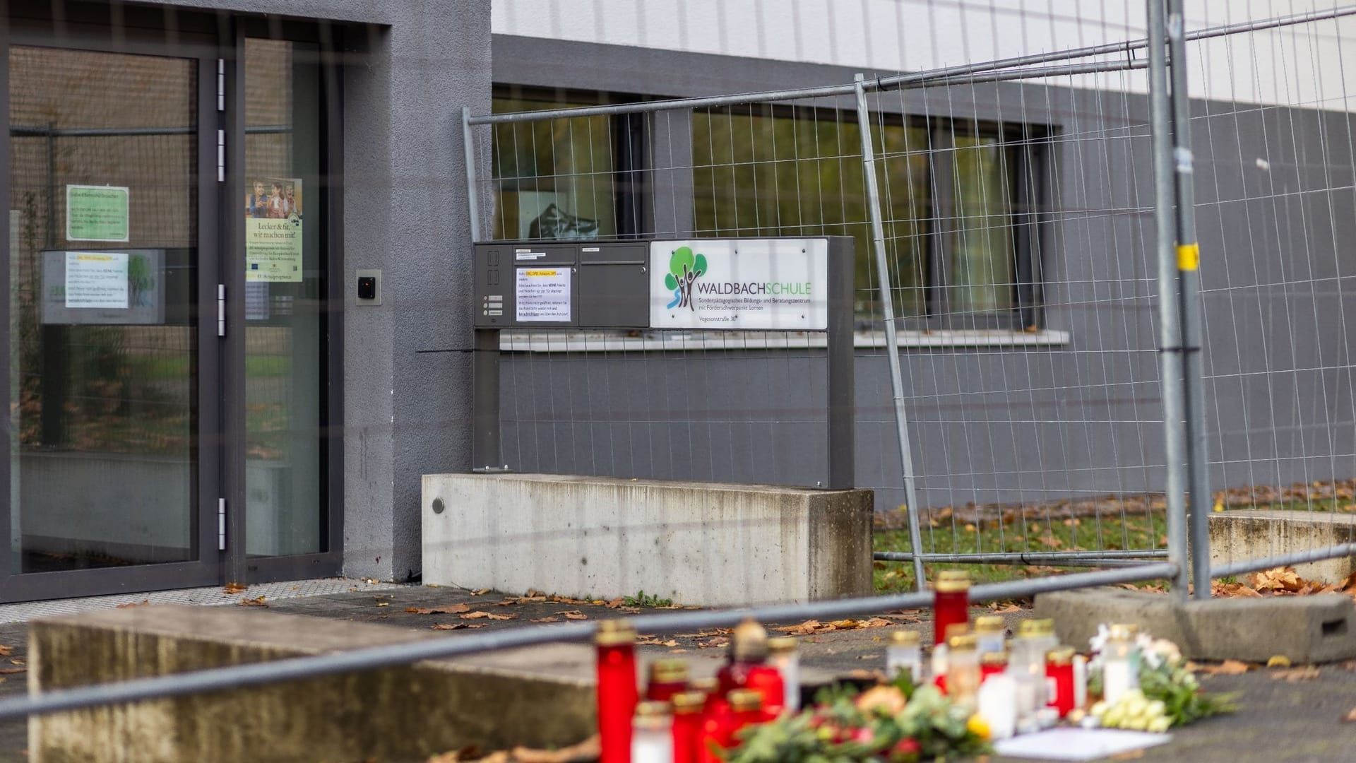 Nach dem tödlichen Schuss auf einen Jugendlichen an einer Schule Nach dem tödlichen Schuss auf einen Jugendlichen an einer Schule
