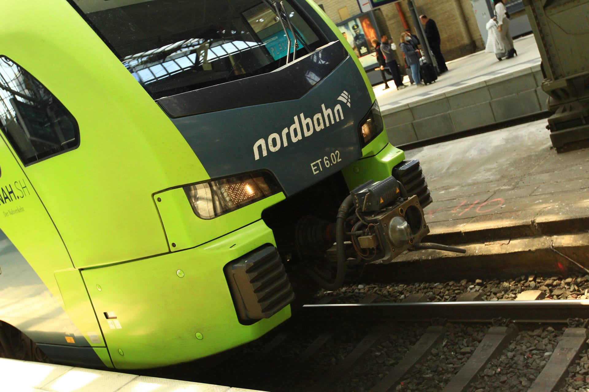 Ein Zug der Nordbahn Eisenbahngesellschaft steht im Hauptbahnhof Hamburg (Symbolfoto): Am Bahnhof Herzhorn hat ein aggressiver Reisender einen Zugbegleiter auf die Gleise geschubst.