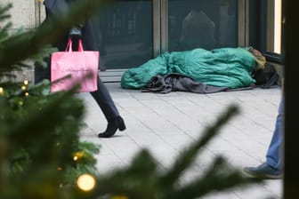 Obdachloser schläft in einer Einkaufsstraße: Für Menschen ohne Wohnung ist der Winter eine besonders schwere Zeit.