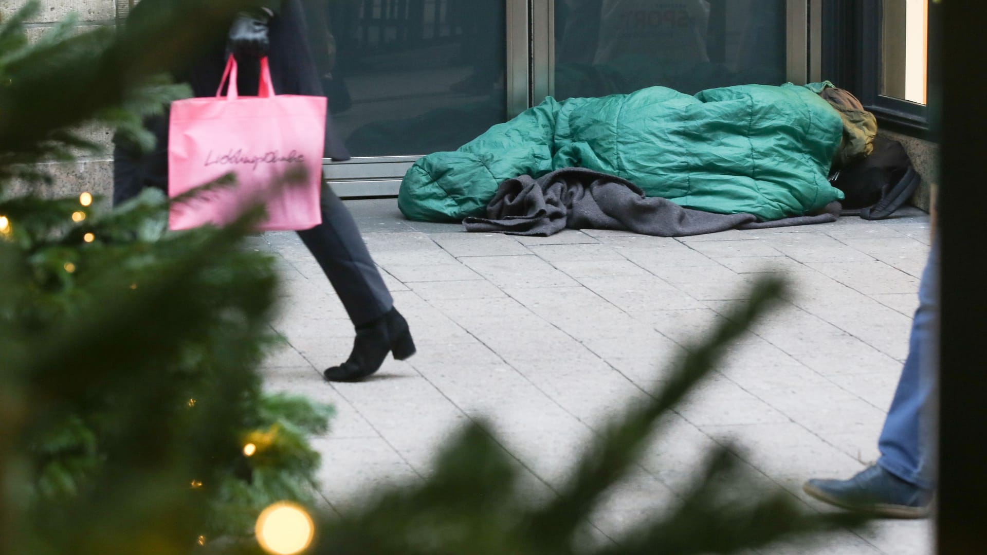 Obdachloser schläft in einer Einkaufsstraße: Für Menschen ohne Wohnung ist der Winter eine besonders schwere Zeit.