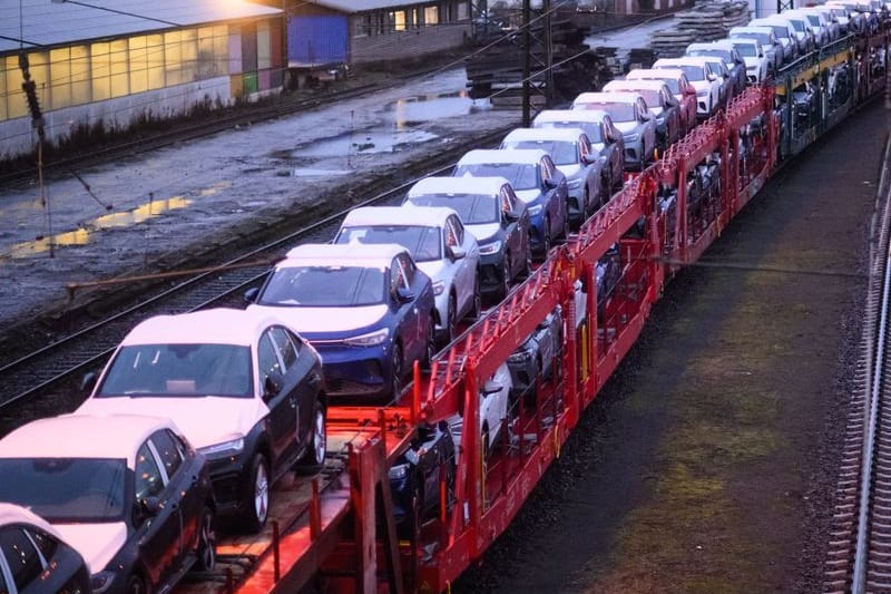 Neuwagen auf einem Autozug: Die Zahl der Auslieferungen ist im Vergleich zum Vorjahreszeitraum gestiegen.