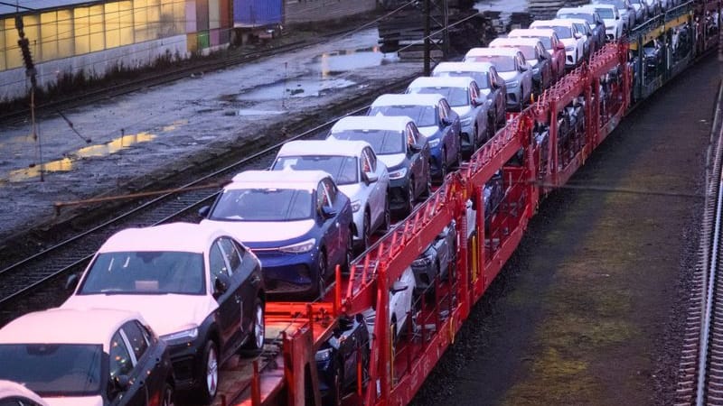 Neuwagen auf einem Autozug: Die Zahl der Auslieferungen ist im Vergleich zum Vorjahreszeitraum gestiegen.