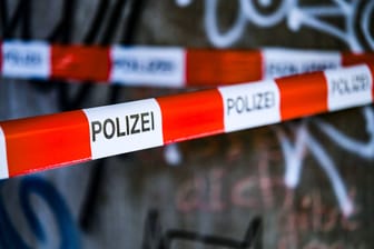 Ein Absperrband der Polizei an einem Tatort (Symbolbild): Die Kripo hat die Ermittlungen aufgenommen.