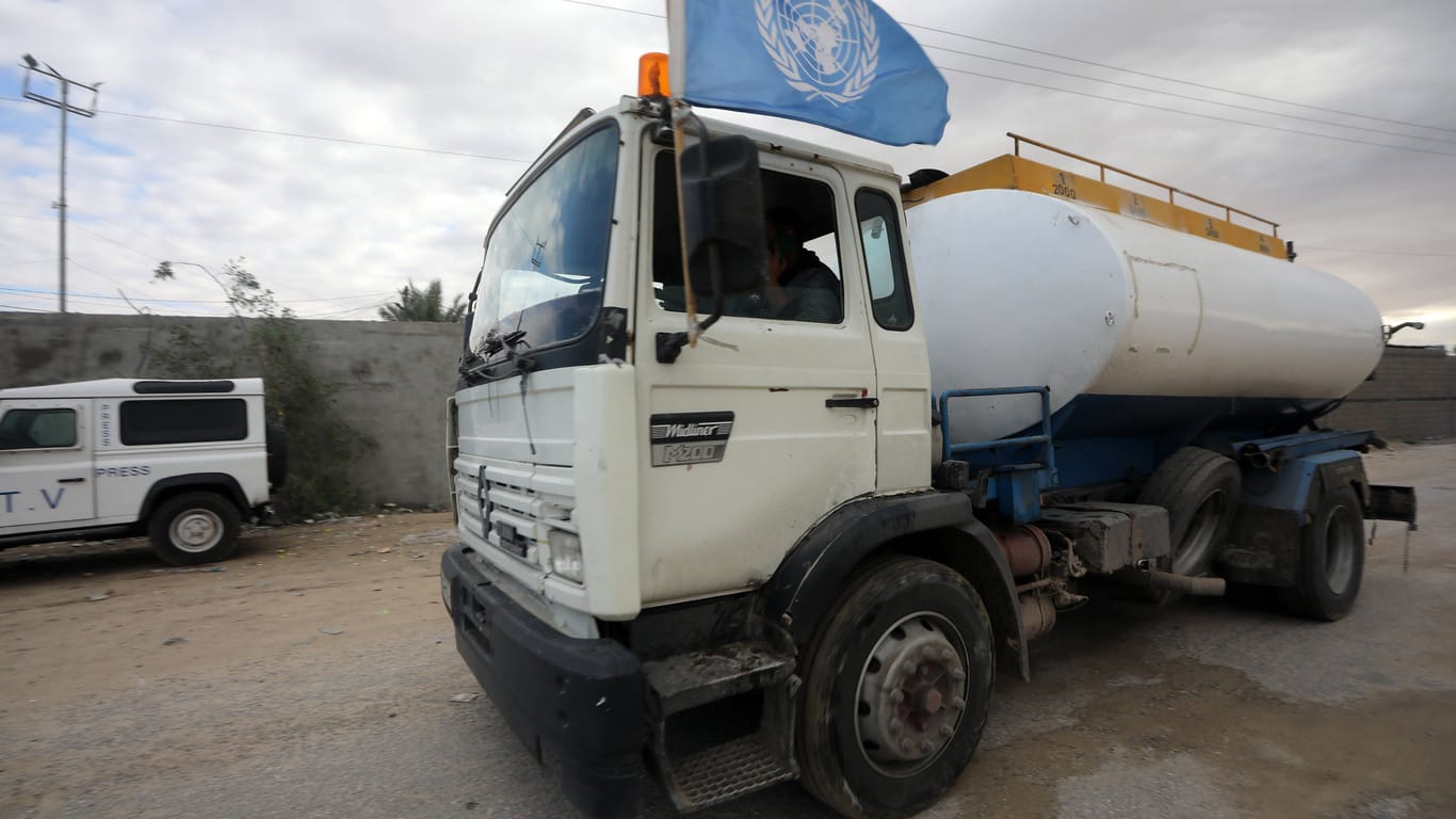 Ein Tanklaster der Vereinten Nationen am Grenzübergang Rafah: Israel will wohl die Einfuhr von Diesel nach Gaza erlauben.