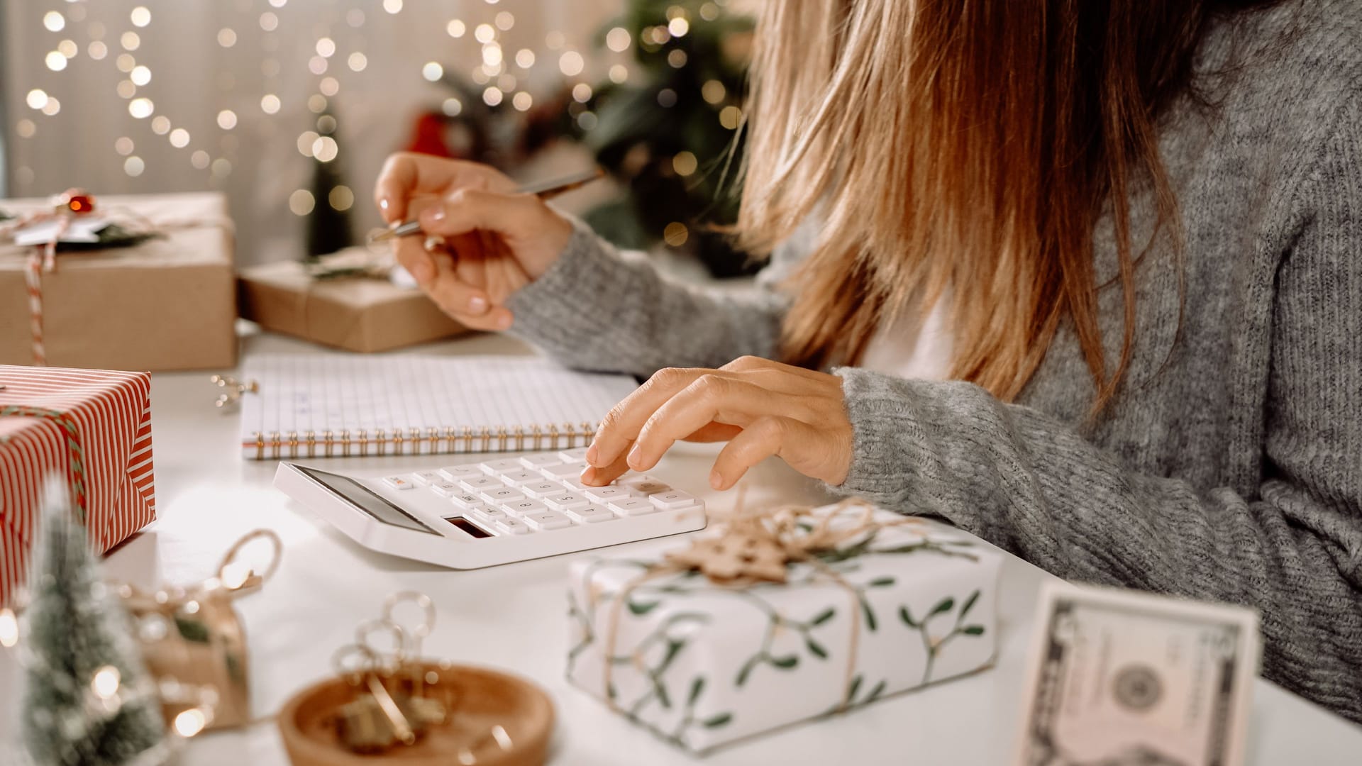 Eine Person kalkuliert ihre Einnahmen (Symbolbild): Weihnachtsgeld steht längst nicht jedem Arbeitnehmer zu.