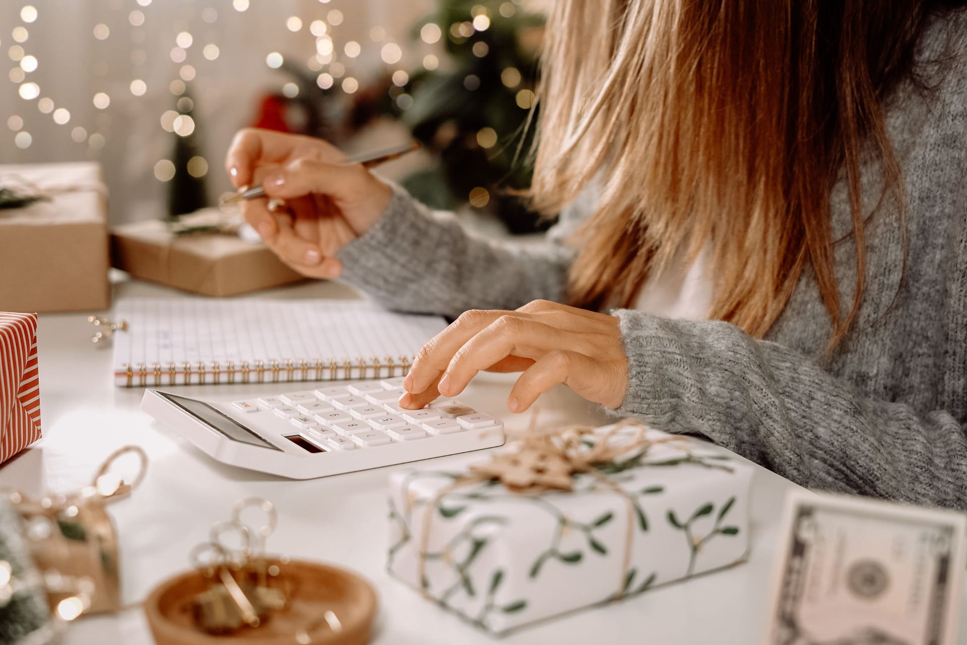 Eine Person kalkuliert ihre Einnahmen (Symbolbild): Weihnachtsgeld steht längst nicht jedem Arbeitnehmer zu.