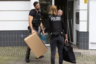Polizisten bei einer Razzia (Symbolbild): Es wurden mehrere Objekte in Kiel und Umgebung durchsucht.