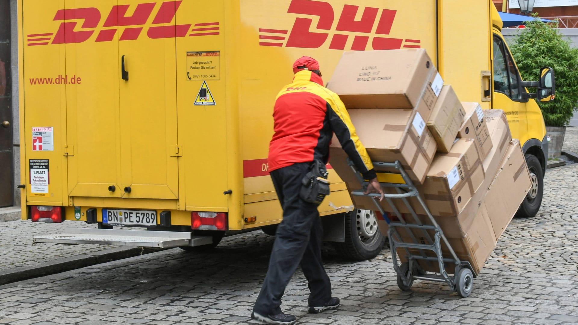 DHL-Bote (Symbolbild): Die Staatsanwaltschaft glaubt, dass ein 30-Jähriger die Taten verübt hat.