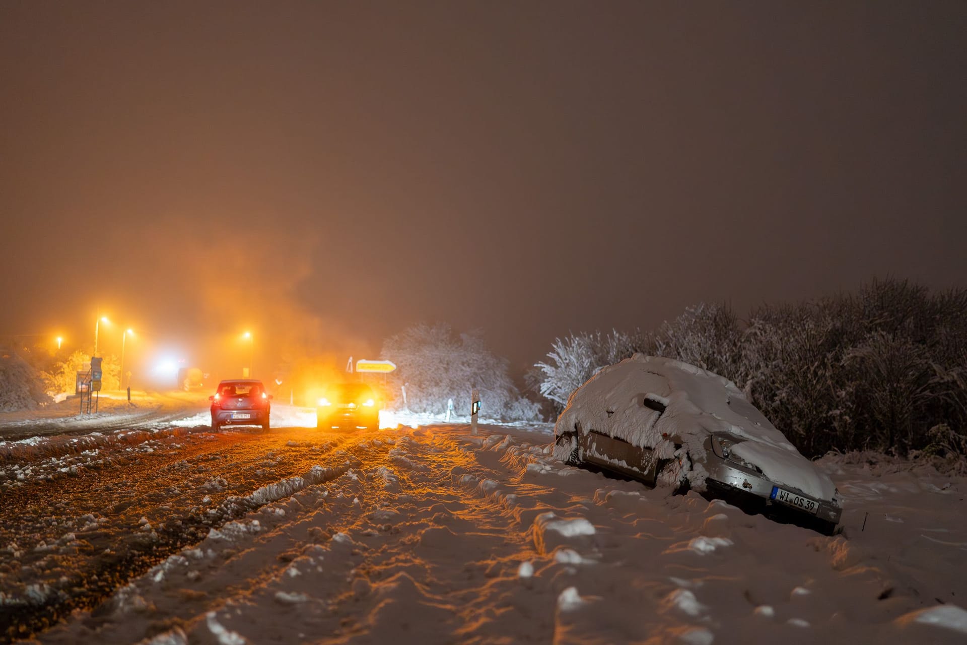 Durch massiven Schneefall am Montag kam es rund um Wiesbaden zum Verkehrschaos. Autos blieben im Graben liegen, LKWs kamen nicht von der Stelle.