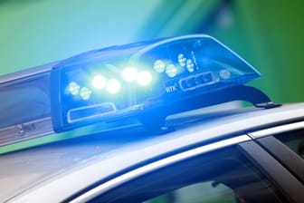 Blaulicht (Symbolbild): In Thüringen hat die Polizei ein Rechtsrockkonzert aufgelöst.