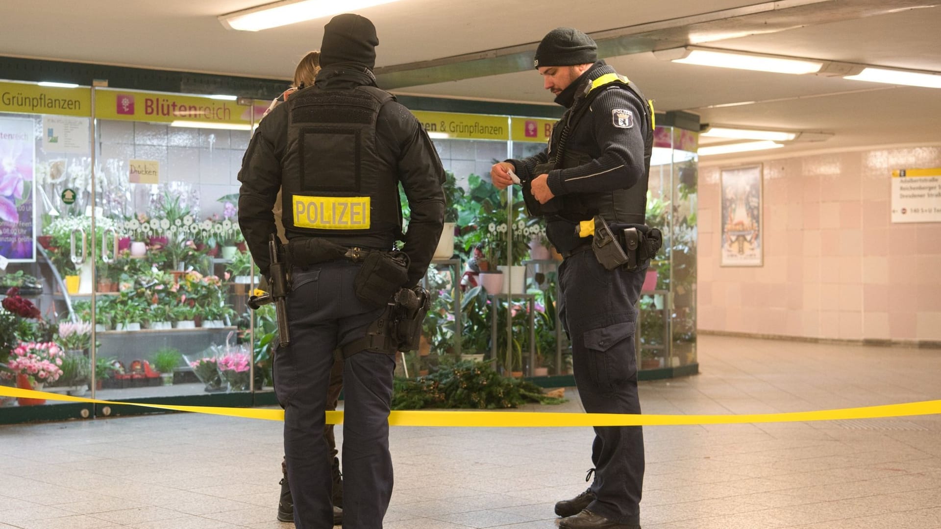 Polizeibeamte stehen am späten Abend an einer Absperrung im U-Bahnhof am Kottbusser Tor: Bei einem Messerangriff ist dort ein Mensch verletzt worden. Polizeibeamte stehen am späten Abend an einer Absperrung im U-Bahnhof am Kottbusser Tor: Bei einem Messerangriff ist dort ein Mensch verletzt worden.
