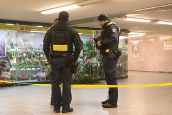 Polizeibeamte stehen am späten Abend an einer Absperrung im U-Bahnhof am Kottbusser Tor: Bei einem Messerangriff ist dort ein Mensch verletzt worden.