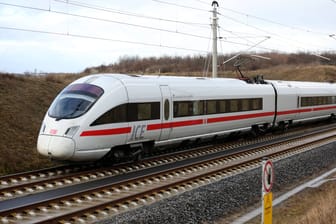 ICE (Symbolbild): Fahrgäste könnten ab November Probleme bei Bahnfahrten bekommen.