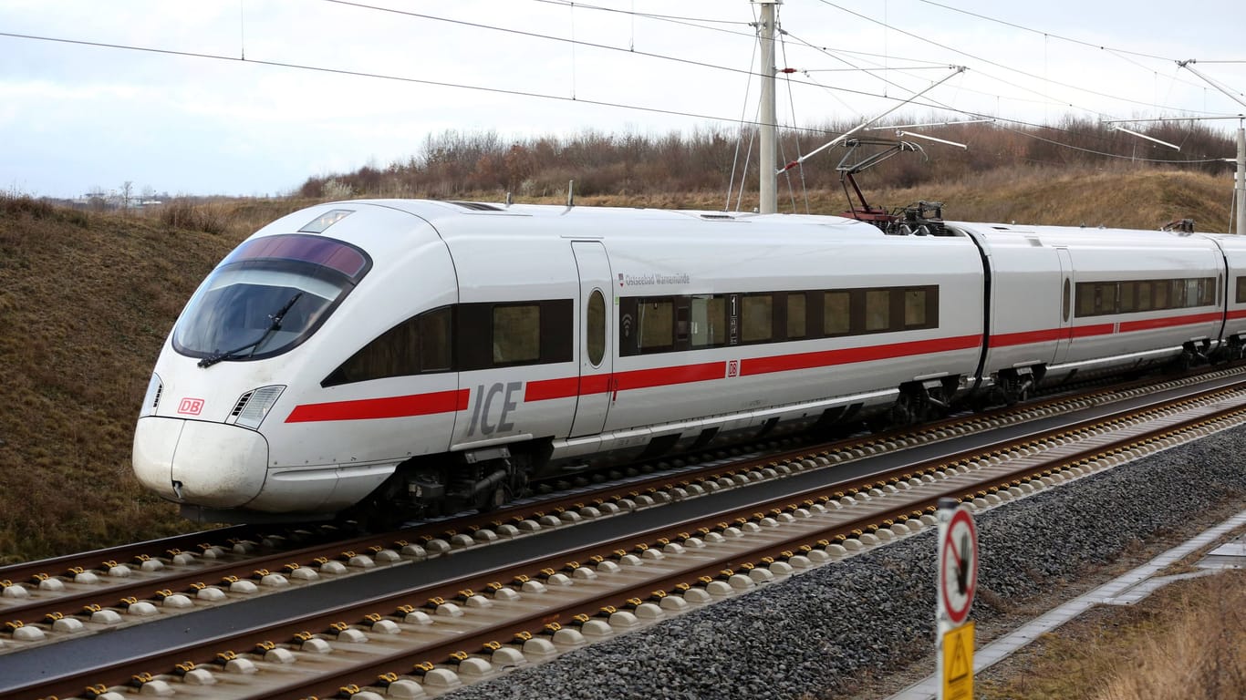 ICE (Symbolbild): Fahrgäste könnten ab November Probleme bei Bahnfahrten bekommen.