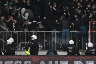 Polizei benutzt Pfefferspray gegen Hannover-Fans: Im Gästeblock kam es zu Ausschreitungen.