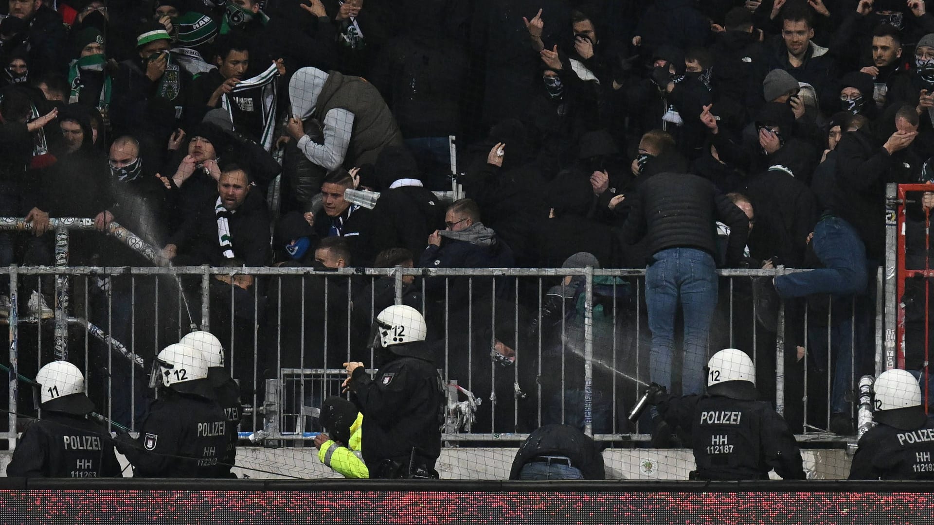 Polizei benutzt Pfefferspray gegen Hannover-Fans: Im Gästeblock kam es zu Ausschreitungen.