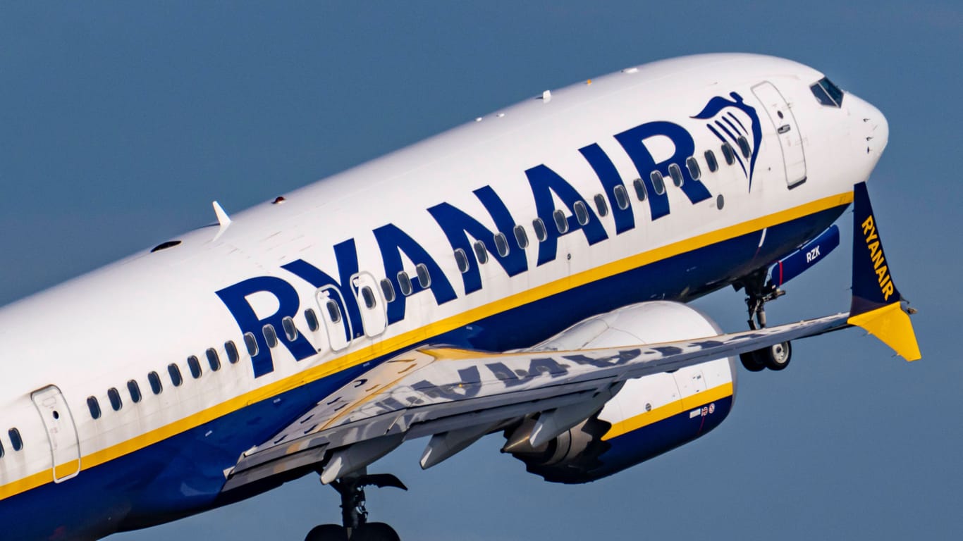 Boeing 737 von Ryanair (Symbolfoto): An Bord einer Maschine des Billigfliegers kam es am Sonntag zu einer Luftnotlage.