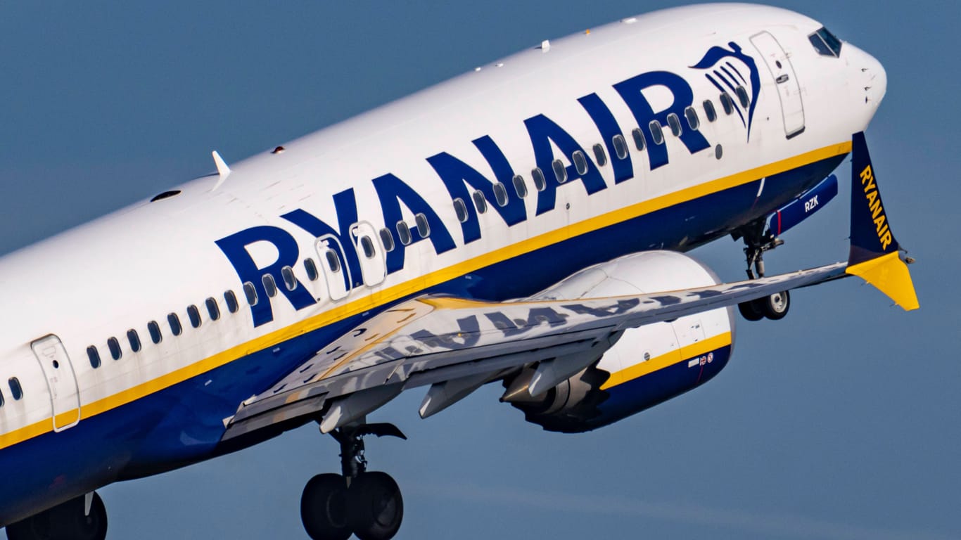 Boeing 737 von Ryanair (Symbolfoto): An Bord einer Maschine des Billigfliegers kam es am Sonntag zu einer Luftnotlage.
